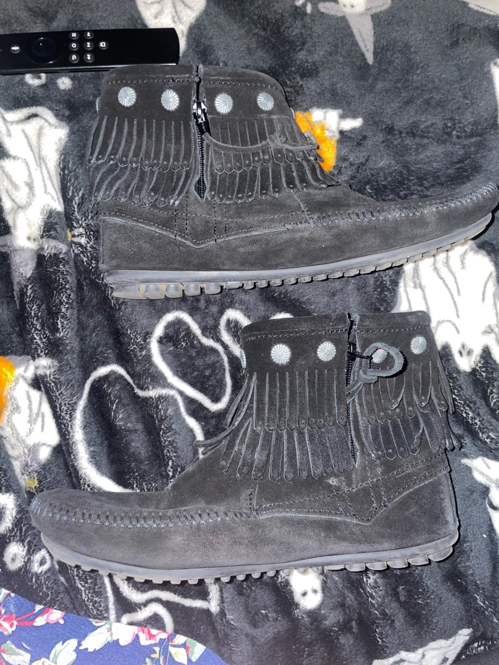 Womens size 9 Minnetonka Black Suede Fringe Moccasin Boots